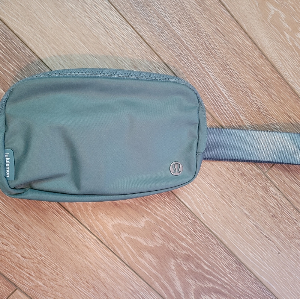 NWOT Lululemon Belt Bag Teal